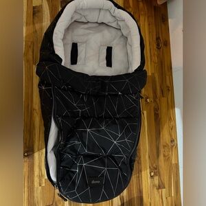 Diono Black and White Kids Footmuff